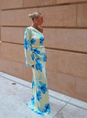 ΦΟΡΕΜΑ MAXI ΜΕ ΕΝΑ ΜΑΝΙΚΙ FLORAL 26453 Κοκτέιλ Φορέματα